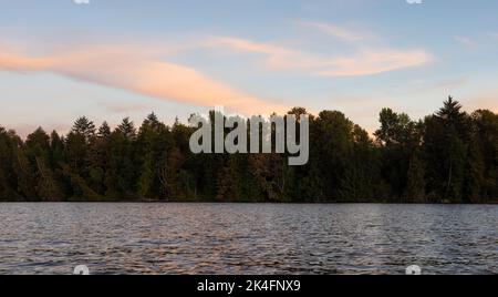 Paysage naturel canadien au coucher du soleil. Rocky point Park, Port Moody, Vancouver Banque D'Images