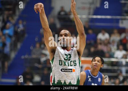 Saint-Pétersbourg, Russie. 02nd octobre 2022. Vince Hunter (No.32) des CINU en action pendant le match de basketball de la VTB United League entre Zenit et LES CINU à Sibur Arena. Score final; Zenit 79:82 UNICS. (Photo de Maksim Konstantinov/SOPA Images/Sipa USA) crédit: SIPA USA/Alay Live News Banque D'Images