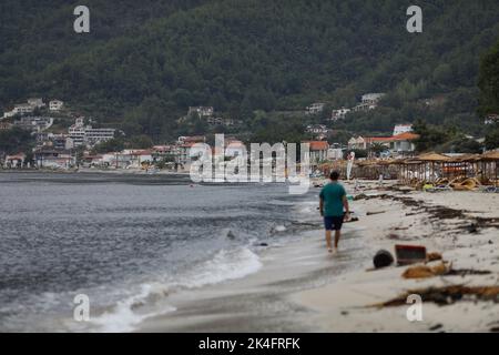 Thassos, Grèce - 25 août 2022: Plage d'or (Skala Potamia) pendant une matinée d'été nuageux après une tempête puissante a frappé l'île une nuit avant. Banque D'Images