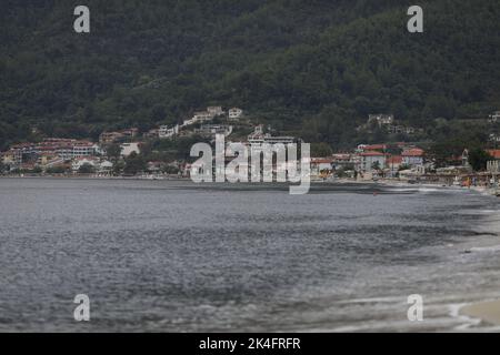 Thassos, Grèce - 25 août 2022: Plage d'or (Skala Potamia) pendant une matinée d'été nuageux après une tempête puissante a frappé l'île une nuit avant. Banque D'Images