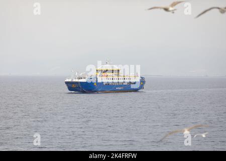 Thassos, Grèce - 25 août 2022: Ferryboat emportant les gens et leurs voitures de la Grèce continentale à l'île de Thassos dans la mer de Thrace. Banque D'Images