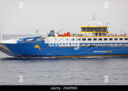 Thassos, Grèce - 25 août 2022: Ferryboat emportant les gens et leurs voitures de la Grèce continentale à l'île de Thassos dans la mer de Thrace. Banque D'Images