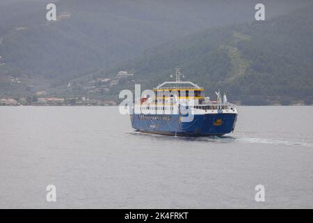 Thassos, Grèce - 25 août 2022: Ferryboat emportant les gens et leurs voitures de la Grèce continentale à l'île de Thassos dans la mer de Thrace. Banque D'Images