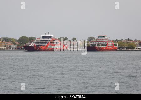 Thassos, Grèce - 25 août 2022: Ferryboat emportant les gens et leurs voitures de la Grèce continentale à l'île de Thassos dans la mer de Thrace. Banque D'Images