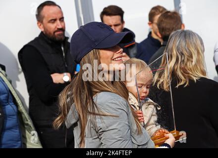 Le Prince Carl Philip Bernadotte a remporté la deuxième course du samedi, le Porsche Sprint Challenge Scandinavia, dans la Grande finale au Mantorp Park, Mantorp, en Suède. Sur la photo : la princesse Sofia tient le prince Julian. Banque D'Images