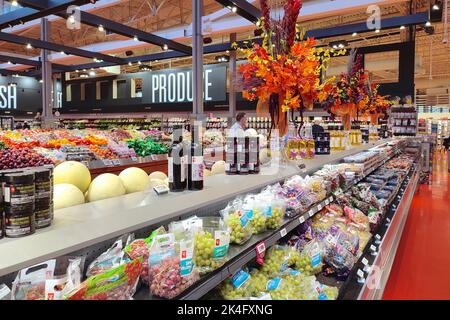 Toronto, Canada - 09-12-2022: Les allées de produits dans le supermarché (Toronto, Canada) Banque D'Images