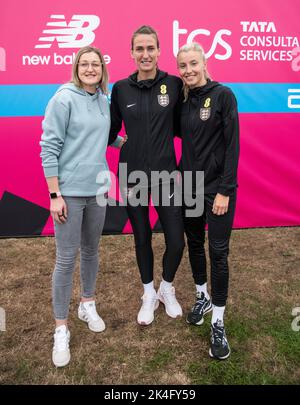 Londres, Royaume-Uni. 02nd octobre 2022. Ellen White, Jill Scott et Leah Williamson (football féminin d'Angleterre) au début du marathon de Londres du TCS le 2nd octobre 2022. Photo de Gary Mitchell crédit: Gary Mitchell, GMP Media/Alay Live News Banque D'Images