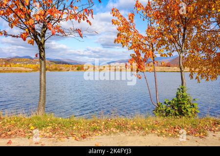 magnifique paysage d'automne avec lac calme. après-midi ensoleillé vue sur la campagne carpatique. magnifique paysage montagneux de transcarpacia, ukraine dans Banque D'Images