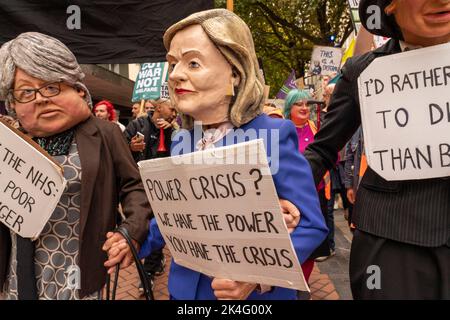 Birmingham, Royaume-Uni. 2nd octobre 2022. Des milliers de personnes se sont ralliées sur la place Victoria lors d'un rassemblement organisé par l'Assemblée populaire pour protester contre les nouvelles mesures des gouvernements conservateurs, elles ont défilé dans le centre-ville avant de se rasseiner en dehors du centre de conférence conservateur, l'humeur était en colère et forte. Crédit : Natasha Quarmby/Alay Live News Banque D'Images