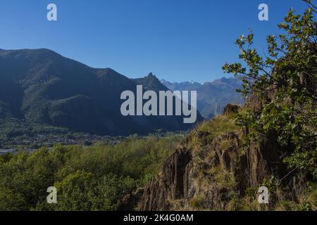 Sacra di San Michele vue depuis la colline Rocce Rosse d'Avigliana. Turin, Italie. Banque D'Images