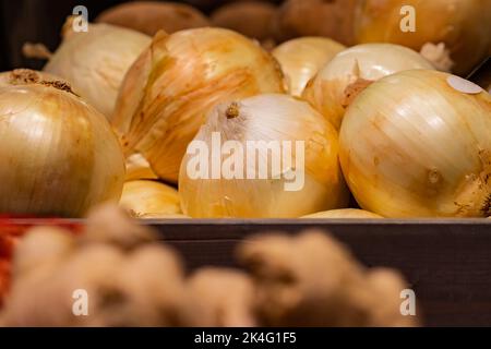 Oignon frais dans une caisse en bois dans un marché de Séville (Espagne). Banque D'Images