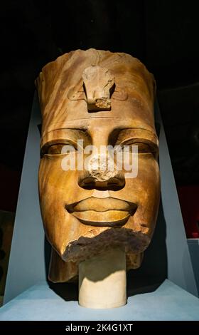 King Amenhotep III tête en pierre dans l'exposition égyptienne du Musée mondial de Liverpool Banque D'Images