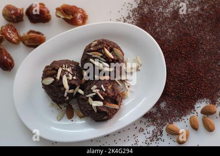 Ragi date Sheera. Pudding indien à base de farine de millet à doigts, de ghee, de lait, de dattes et de fruits secs. Traditionnellement connu sous le nom de ragi halwa. suédois indien classique Banque D'Images