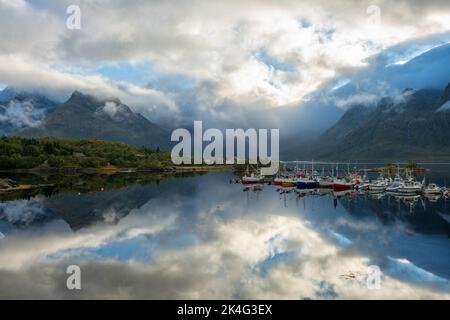 Bateaux amarrés près du village de Reine, îles Lofoten, Norvège. Banque D'Images