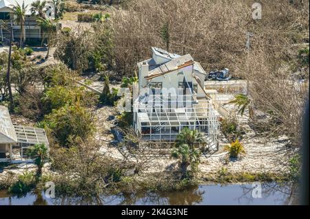 Fort Myers Beach, États-Unis. 01st octobre 2022. Vues aériennes des maisons endommagées détruites par l'ouragan de catégorie 4 Ian, qui a traqué la côte ouest de la Floride, à 1 octobre 2022, sur la plage de fort Myers, en Floride. Crédit : PO3 Riley Perkofski/US Coast Guard/Alay Live News Banque D'Images