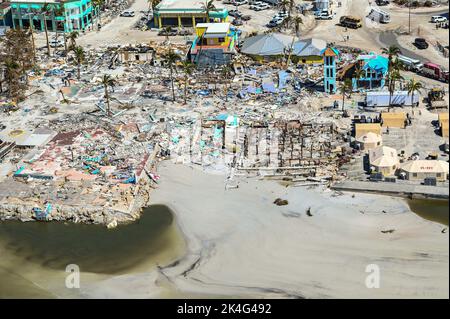 Fort Myers Beach, États-Unis. 01st octobre 2022. Vues aériennes des maisons et des entreprises endommagées détruites par l'ouragan de catégorie 4 Ian, qui a traqué la côte ouest de la Floride, à 1 octobre 2022, sur la plage de fort Myers, en Floride. Crédit : PO3 Riley Perkofski/US Coast Guard/Alay Live News Banque D'Images