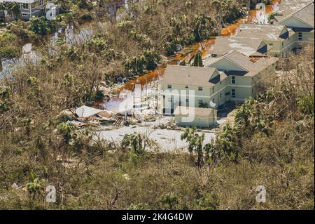 Fort Myers Beach, États-Unis. 01st octobre 2022. Vues aériennes des maisons endommagées détruites par l'ouragan de catégorie 4 Ian, qui a traqué la côte ouest de la Floride, à 1 octobre 2022, sur la plage de fort Myers, en Floride. Crédit : PO3 Riley Perkofski/US Coast Guard/Alay Live News Banque D'Images