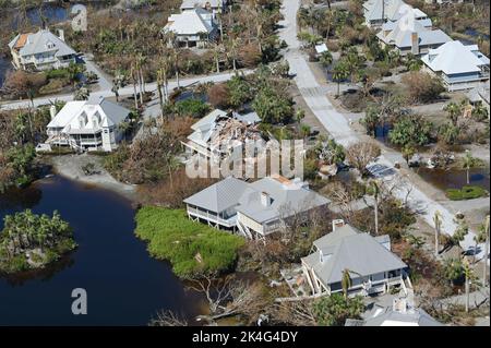 Fort Myers Beach, États-Unis. 01st octobre 2022. Vues aériennes des maisons endommagées détruites par l'ouragan de catégorie 4 Ian, qui a traqué la côte ouest de la Floride, à 1 octobre 2022, sur la plage de fort Myers, en Floride. Crédit : PO3 Riley Perkofski/US Coast Guard/Alay Live News Banque D'Images