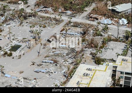 Fort Myers Beach, États-Unis. 01st octobre 2022. Vues aériennes des maisons endommagées détruites par l'ouragan de catégorie 4 Ian, qui a traqué la côte ouest de la Floride, à 1 octobre 2022, sur la plage de fort Myers, en Floride. Crédit : PO3 Riley Perkofski/US Coast Guard/Alay Live News Banque D'Images