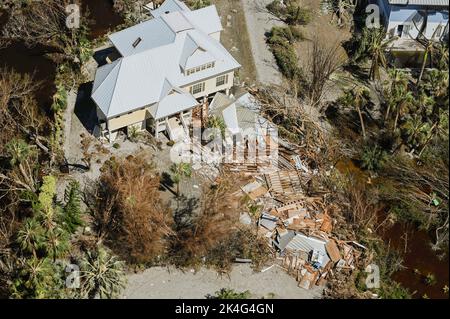 Sanibel Island, États-Unis. 01st octobre 2022. Vues aériennes des maisons endommagées détruites par l'ouragan de catégorie 4 Ian, qui a traqué la côte ouest de la Floride, à 1 octobre 2022, sur l'île de Sanibel, en Floride. Crédit : PO3 Riley Perkofski/US Coast Guard/Alay Live News Banque D'Images
