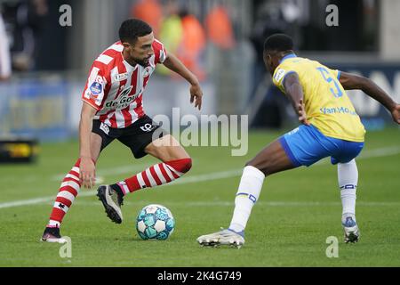 WAALWIJK - (lr) Younes Namli de Sparta Rotterdam, Thierry Lutonda de RKC Waalwijk pendant le match néerlandais Eredivisie entre RKC Waalwijk et Sparta Rotterdam au stade des Mandemakers sur 2 octobre 2022 à Waalwijk, pays-Bas. ANP ROY LAZET Banque D'Images