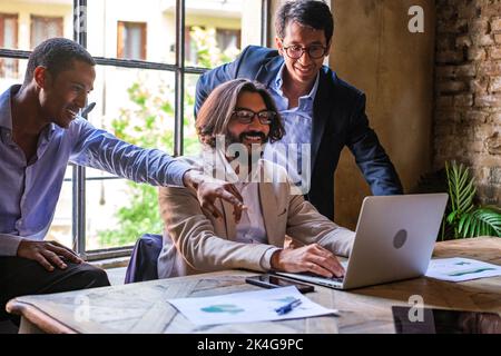 Trois collègues ensemble devant l'ordinateur font le travail d'équipe lors de la réunion Banque D'Images
