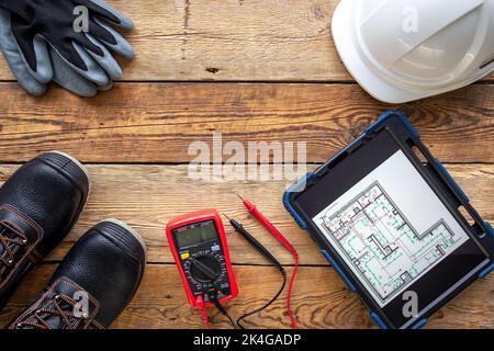 Composition de pose à plat avec outils et accessoires d'électricien. Banque D'Images