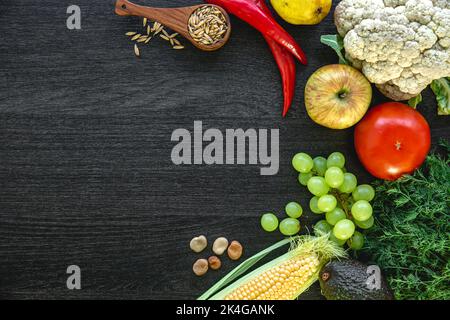 Légumes et fruits sur fond de bois foncé, plat. Banque D'Images