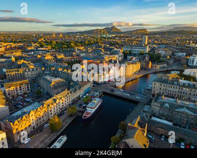 Vue aérienne de la rive au bord de l'eau de Leith à Leith, Édimbourg, Écosse, Royaume-Uni Banque D'Images