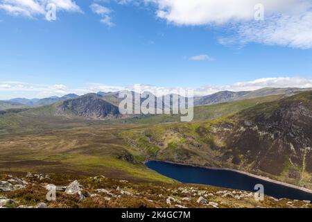 Tryfan et le Glyderau vus de Craig Wen avec, une partie des chaînes de montagnes qui surplombe la vallée d'Ogwen, parc national de Snowdonia Banque D'Images