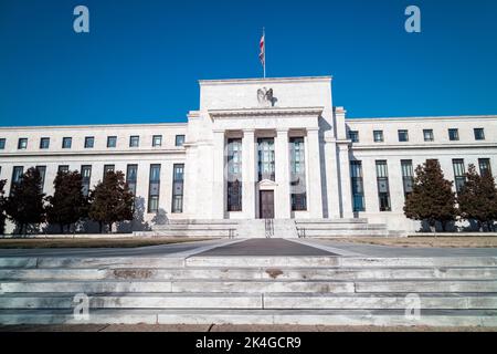 Le Marriner S. Eccles Federal Reserve Board Building à Washington, D.C., par une belle journée d'hiver. Prise de vue panoramique depuis l'entrée sud sur Constitution Ave Banque D'Images