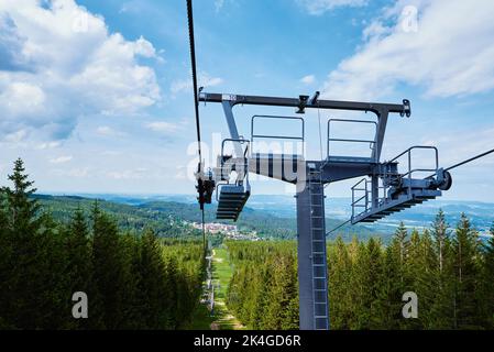 Ligne de téléphérique ouverte. Câble métallique et rouleaux mobiles sur la plate-forme pour le mécanisme du funiculaire, gros plan. Karpacz Resort en Pologne avec un ascenseur Banque D'Images