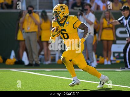 Waco, Texas, États-Unis. 1st octobre 2022. Baylor porte le grand récepteur Gavin Holmes (6) prend le coup d'envoi lors de la moitié 2nd du match de football NCAA entre les cow-boys de l'État d'Oklahoma et les Baylor Bears au stade McLane de Waco, Texas. Matthew Lynch/CSM/Alamy Live News Banque D'Images