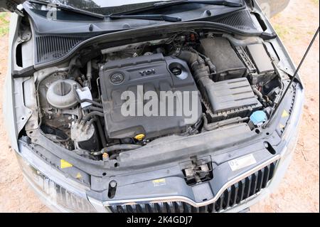 Hambourg, Allemagne. 07th mai 2022. Un moteur diesel VW EA288 dans le compartiment moteur d'une familiale Skoda Octavia RS. Credit: Jonas Walzberg/dpa/Alay Live News Banque D'Images