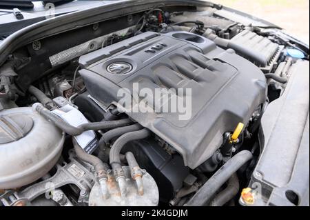 Hambourg, Allemagne. 07th mai 2022. Un moteur diesel VW EA288 dans le compartiment moteur d'une familiale Skoda Octavia RS. Credit: Jonas Walzberg/dpa/Alay Live News Banque D'Images