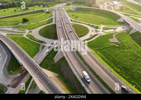 Vue aérienne des voitures roulant à l'intersection ronde dans la ville, infrastructure de rond-point de transport, jonction de route à Wroclaw, Pologne Banque D'Images