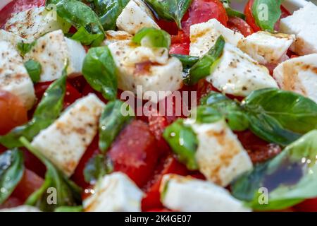 Salade de tomates fraîches italiennes Caprese, mozzarella et basilic, délicieux en-cas léger d'été. Photo de haute qualité Banque D'Images