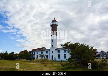 Phare à partir de 1872, sur l'île de Poel, sur la mer Baltique à Timmendorf Strand, près de Wismar, Allemagne, Europe, avec des arbres verts et le ciel avec des nuages Banque D'Images