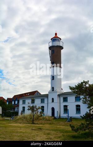 Phare à partir de 1872, sur l'île de Poel, sur la mer Baltique à Timmendorf Strand, près de Wismar, Allemagne, Europe, avec arbres verts et ciel bleu Banque D'Images