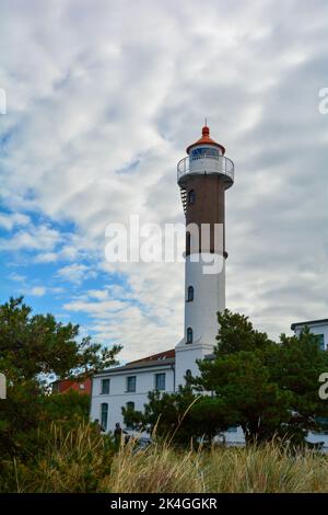 Phare à partir de 1872, sur l'île de Poel, sur la mer Baltique à Timmendorf Strand, près de Wismar, Allemagne, Europe, avec des arbres verts et le ciel avec des nuages Banque D'Images