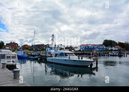 Port avec bateaux et vue sur Timmendorf Strand, avec un phare sur l'île de Poel, Mecklenburg-Ouest Pomerania, Allemagne Banque D'Images