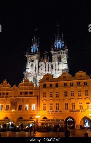 Flèches gothiques de la cathédrale de Tyn sur la place de la vieille ville, Prague, République tchèque. Banque D'Images