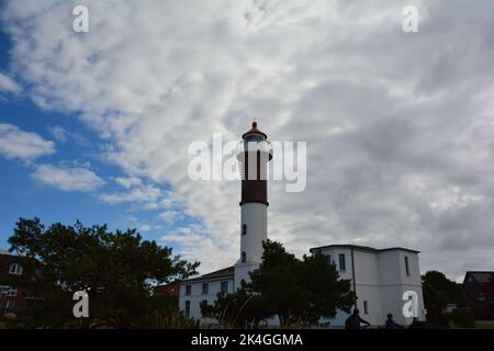 Phare à partir de 1872, sur l'île de Poel, sur la mer Baltique à Timmendorf Strand, près de Wismar, Allemagne, Europe, avec des arbres verts et le ciel avec des nuages Banque D'Images