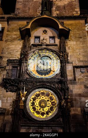 Horloge astronomique sur la place médiévale de la vieille ville de Prague en République tchèque. Banque D'Images