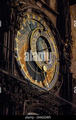 L'horloge astronomique médiévale de Prague située sur la place de la Vieille ville en République tchèque est la plus ancienne horloge astronomique encore en cours d'exécution au monde. Banque D'Images