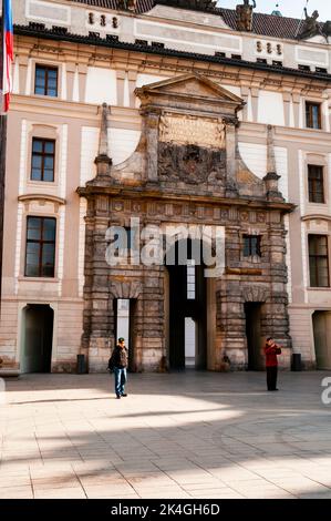 Porte baroque Matthias entre la première et la deuxième cour, Château de Prague, République tchèque. Banque D'Images