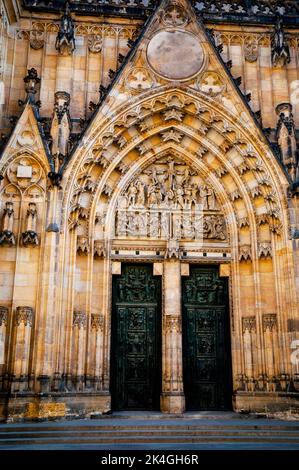 Entrée gothique à la cathédrale Saint-Vitus, Venceslaus et Adalbert à Prague, République tchèque. Banque D'Images