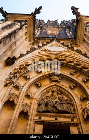 Entrée gothique à la cathédrale Saint-Vitus, Venceslaus et Adalbert à Prague, République tchèque. Banque D'Images