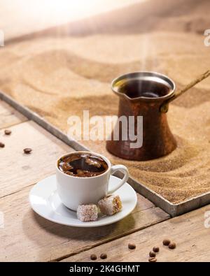 Café turc avec cuisson dans le sable. Cadre vertical Banque D'Images