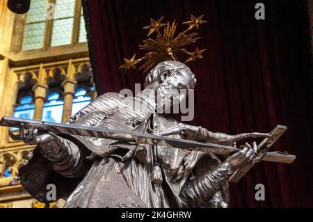 Le tombeau d'argent de Saint Jean de Nepomuk à la cathédrale Saint-Vitus, Venceslaus et Adalbert à Prague, République tchèque. Banque D'Images